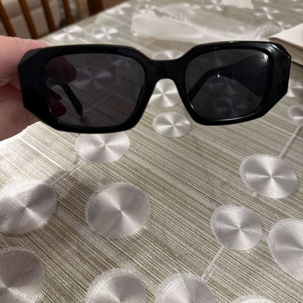 Prada Elegant Black Sunglasses - Picture 5 of 7